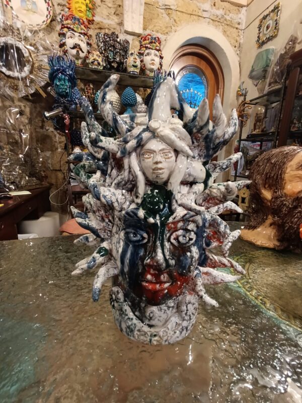 Testa Medusa con trinacria